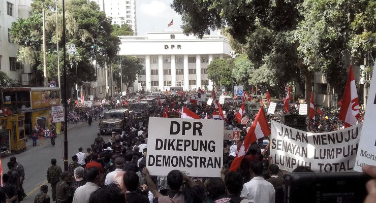 dpr-dikepung-demonstran-jalan-menuju-senayan-lumpuh-total